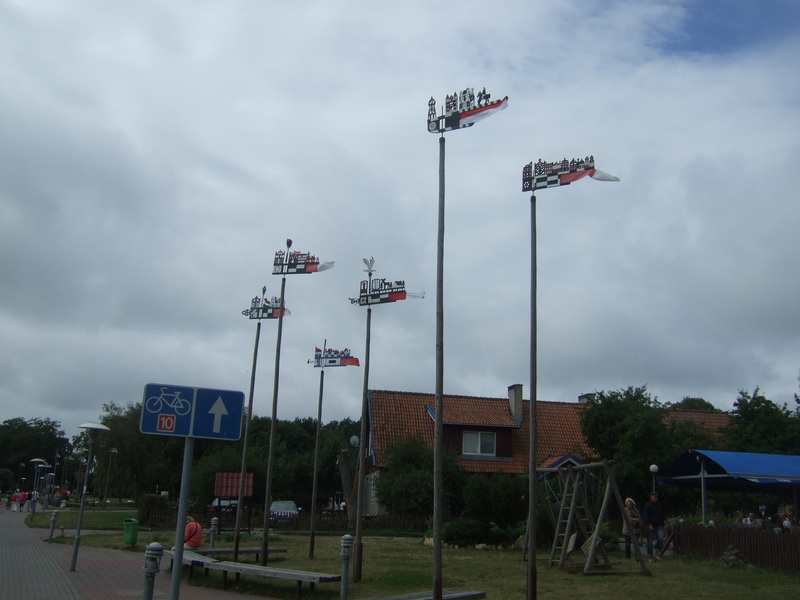 Auf den Pfählen sind Wegweiser zu Sehenswürdigkeiten!