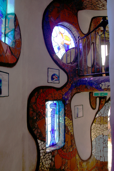 Die bunten Fenster erinnern an eine Kirche