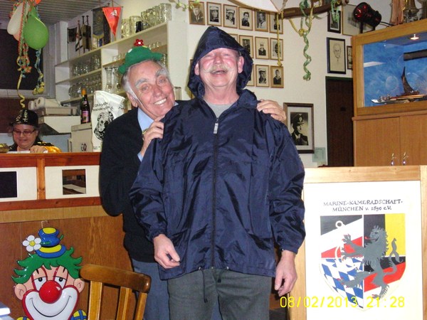 Hermann und Dieter bei der Anprobe