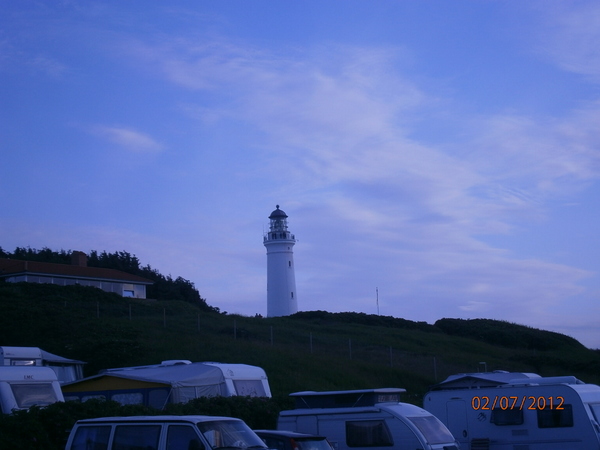 Der Leuchtturm und der Zeltplatz von Hirtshals voraus.
