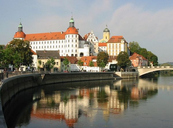 Schloss Neuburg (Bild von Wikipedia)