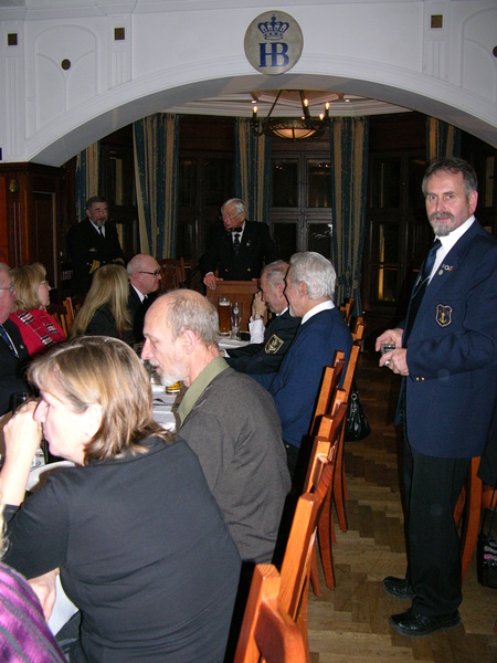 Dr. Pohl bei seiner Ansprache, rechts im Bild Hermann Schmid, Vorsitzender MK Simbach