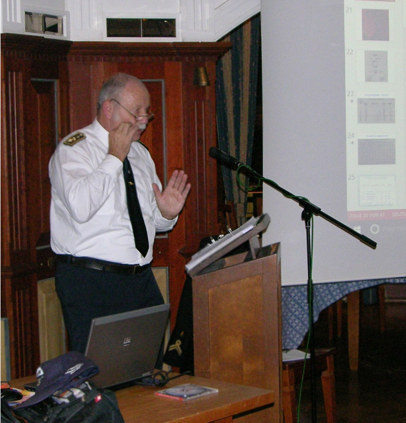 Heinz Schwarz bei seinem hochinteressanten und lebendig gestalteten Vortrag; Foto: J&uuml;rgen Weber (UK M&uuml;nchen)
