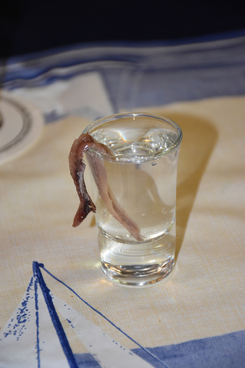 Ein "Schlappschwanz": Ein Doppelkorn mit einem Sardellenfilet drin
