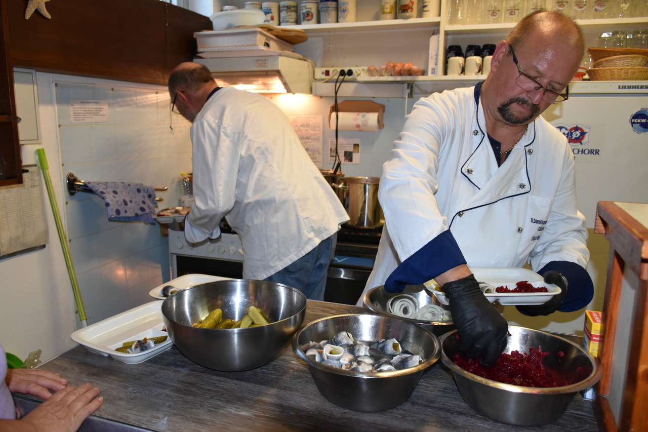Teamwork auch beim Anrichten