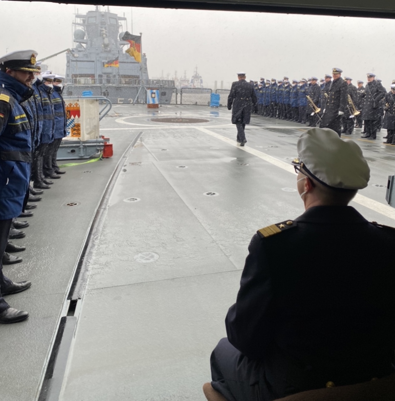 Hubschrauberlandedeck mit Marinemusikkorps