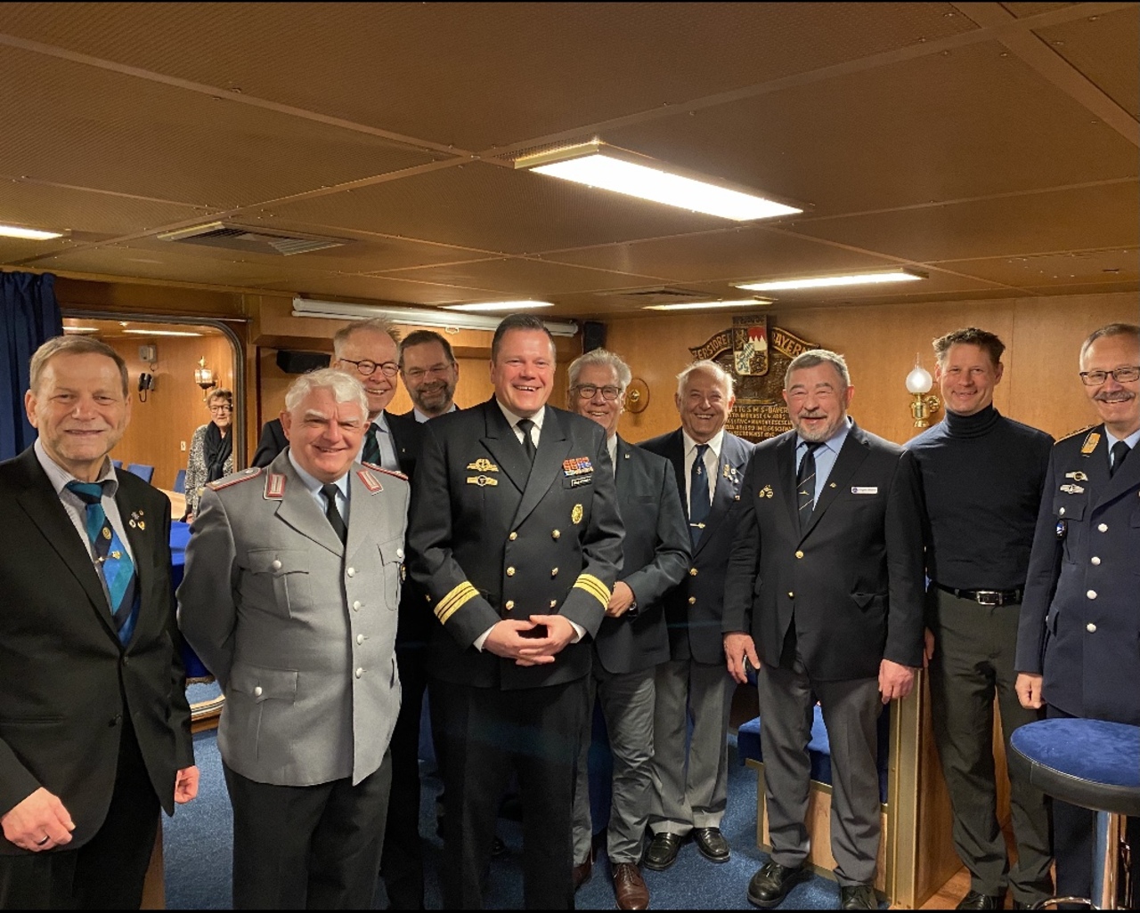 Delegation aus München mit dem Verbindungsoffizier KptLt Steffen Haselhuhn