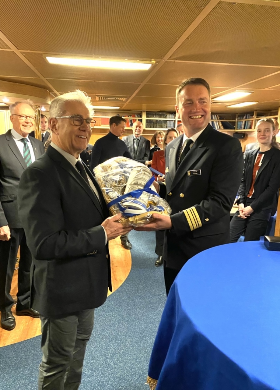 Rudi Peterke beim Überreichen des Abschiedsgeschenks an Tilo Kalski