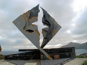 Das Kap-Hoorn-Denkmal symbolisiert einen Albatros Das Kap-Hoorn Denkmal symbolisiert einen Albatros