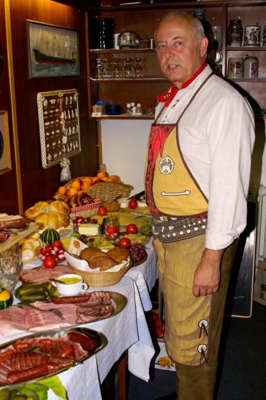 Sepp präsentiert das Buffet