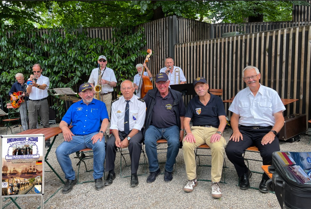 Die Organisatoren Jörg Braun (MOM, zweiter v. re.), Josef Motl (MK, zweiter v. li.) und Jürgen Weber (UK, li.) zusammen mit Heinrich Keuter (Stammtisch Fletcher-Fahrer, Mitte) und Ulrich Mocka (Freundeskreis Fregatte BAYERN, re.) sowie der Jazzband „Oiweiumhoibeeife“